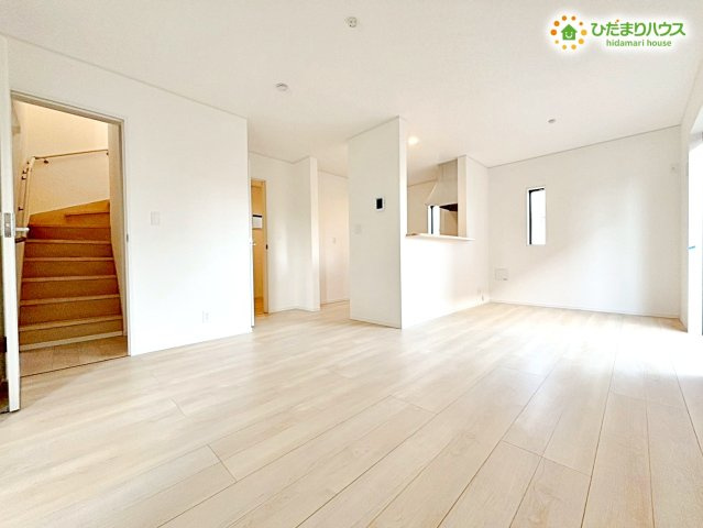 鴻巣市箕田　第9　新築一戸建て　クレイドルガーデン　02の居間・リビング|お掃除もしやすいフラットなフローリング仕上げで、家具のレイアウトも自由自在に楽しめます。
ペアガラスの遮熱効果と断熱効果で、一年中快適です★				
