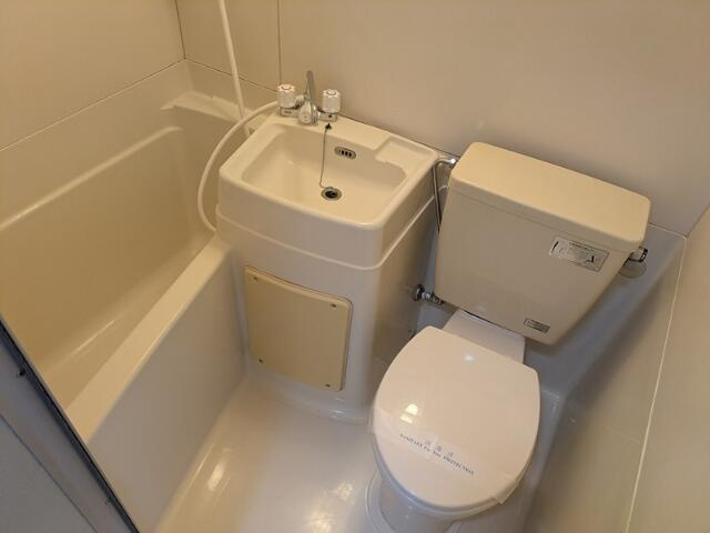 バストイレ同室！