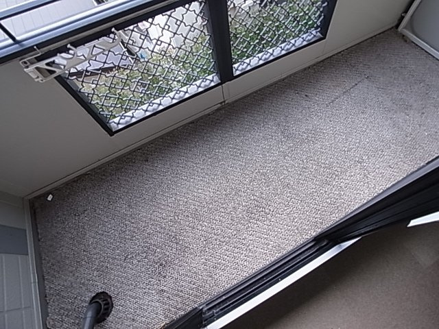 神戸市兵庫区平野町字天王谷東服山のアパートのバルコニー