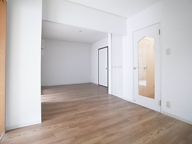 神戸市兵庫区平野町字天王谷東服山のアパートの居間・リビング|リビング