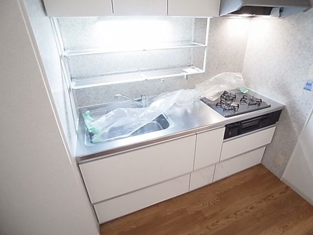 神戸市兵庫区平野町字天王谷東服山のアパートのキッチン|システムキッチン（ガス3口）