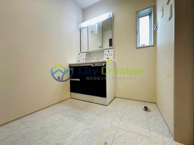 平塚市寺田縄　新築一戸建て　1号棟の独立洗面台