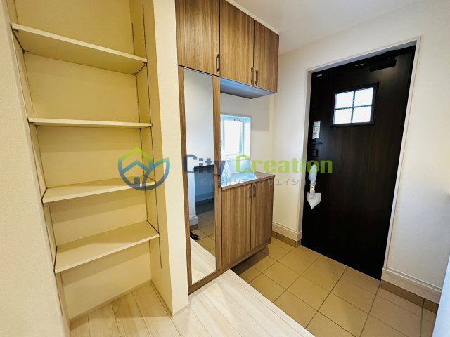 平塚市寺田縄　新築一戸建て　1号棟の玄関