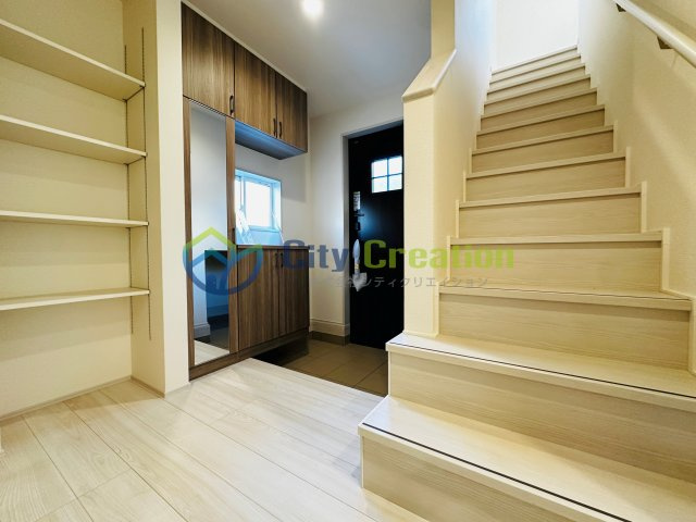 平塚市寺田縄　新築一戸建て　1号棟の玄関