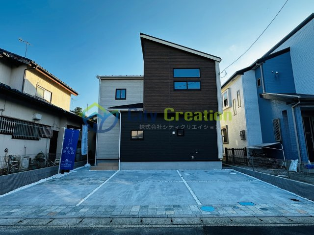 平塚市寺田縄　新築一戸建て　1号棟の前面道路含む現地写真