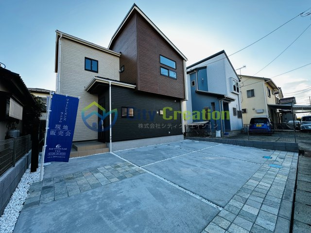 平塚市寺田縄　新築一戸建て　1号棟の前面道路含む現地写真