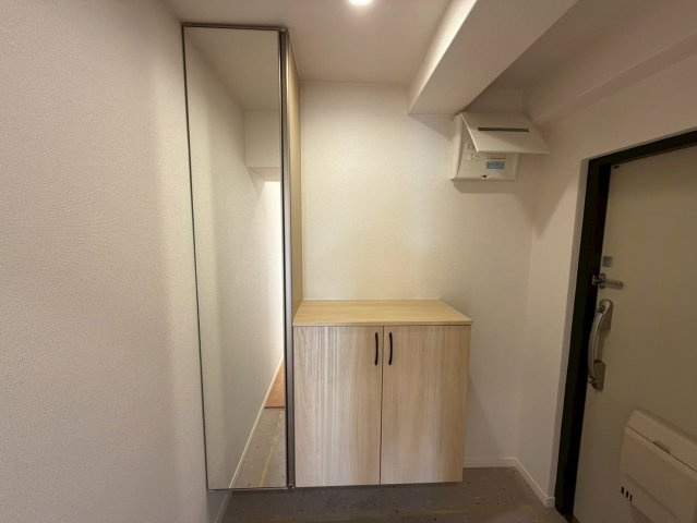 ネオハイツ森林公園Aの玄関|シューズボックスに姿見があるので、出かける前に身だしなみのチェックができますね◎