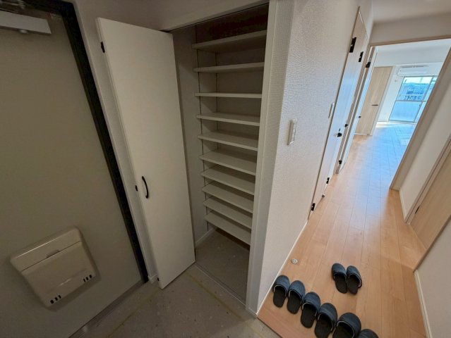 ネオハイツ森林公園Aの玄関|玄関収納もたっぷりあります♪