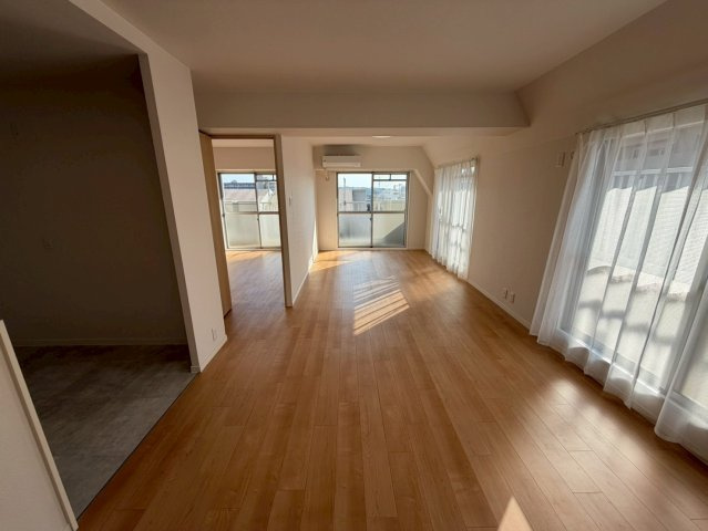 ネオハイツ森林公園Aの居間・リビング|陽射しがたっぷりと注ぐリビング♪ぽかぽかして気持ちのいい空間です