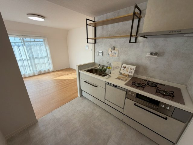 ネオハイツ森林公園Aのキッチン|広々スペースでご家族や友人と一緒にキッチンに立ってお料理が作れます♪