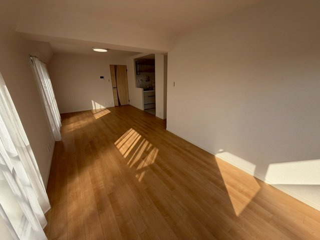 ネオハイツ森林公園Aのキッチン|ゆったりと寛げる十分な広さのあるリビング。