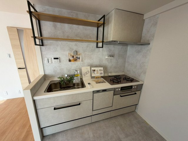 ネオハイツ森林公園Aのキッチン|システムキッチンはシンクも大きく使いやすいです！