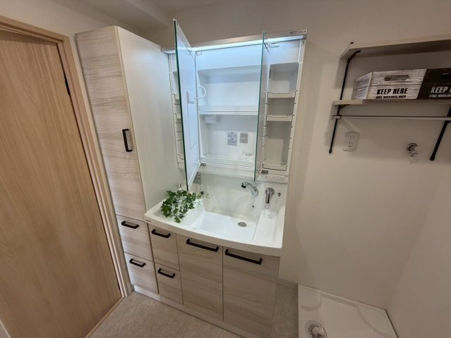 ネオハイツ森林公園Aの独立洗面台|収納豊富な使いやすい洗面台です♪