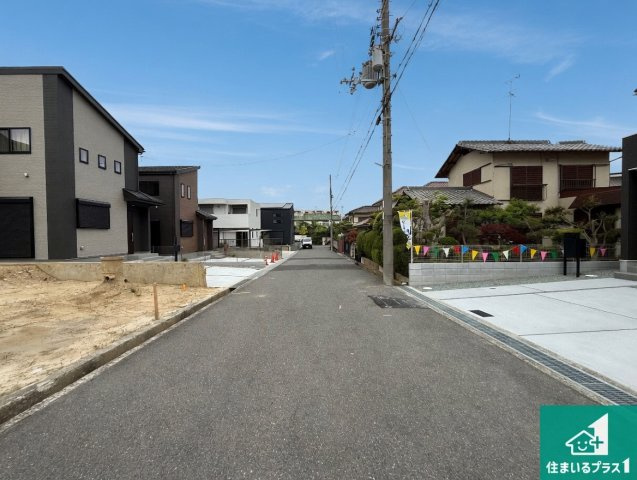 大阪狭山市大野台　第9期　新築一戸建ての前面道路含む現地写真|周辺は閑静な住宅街！前面道路広々で車の出し入れも便利です。駐車が苦手な方でも安心して車庫入れできます！