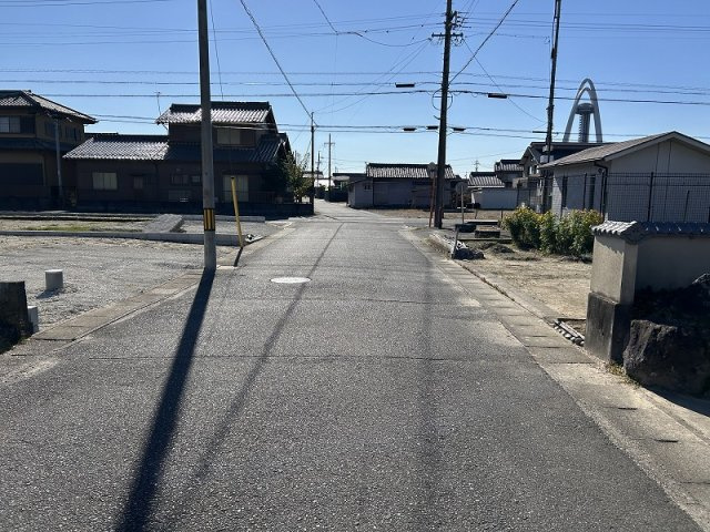 各務原市川島渡町　2号棟の前面道路含む現地写真