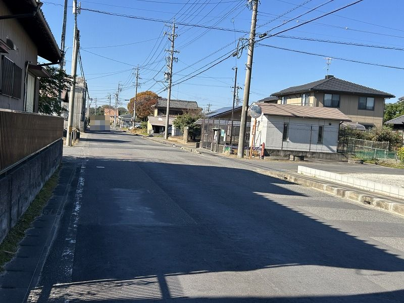各務原市川島渡町　2号棟の前面道路含む現地写真