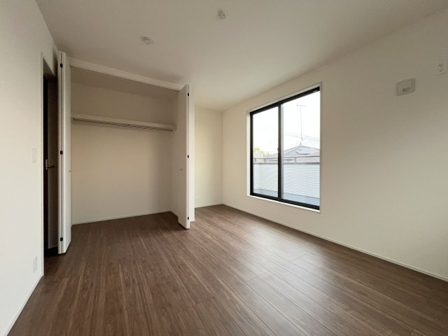 福生市福生　新築戸建全2棟の洋室|【洋室1】バルコニーに面した明るい室内♪