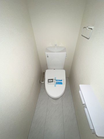 福生市福生　新築戸建全2棟のトイレ|2階温水シャワートイレ