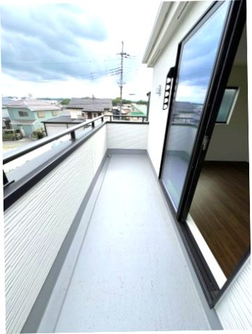 福生市福生　新築戸建全2棟のバルコニー|南向きの日当たりの良いバルコニー｡洗濯物もすぐに乾きますね♪