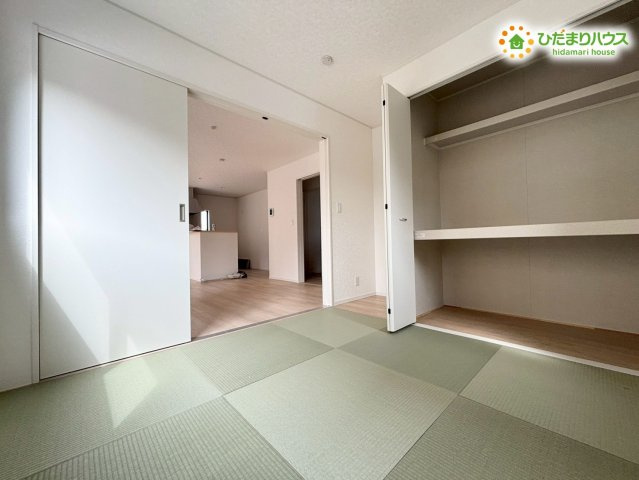 鴻巣市箕田　第9　新築一戸建て　クレイドルガーデン　01の和室|扉を大きく開け放つことで、リビングと一体型の広い空間としても使える和室です！ライフスタイルに合わせて間仕切りを自由に変更できるため、来客時の寝室としてもマルチに大活躍するお部屋です♪