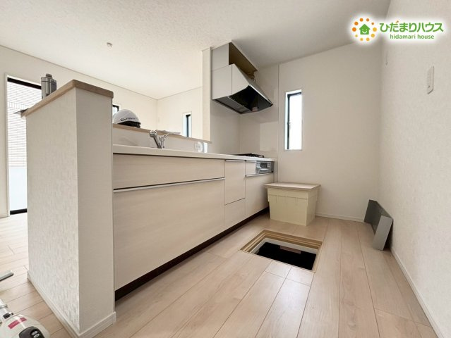 鴻巣市箕田　第9　新築一戸建て　クレイドルガーデン　01のキッチン|白を基調とした清潔感のあるシステムキッチンです！シンクも調理スペースも広く作られているため、日々のご飯支度が手際よく行えます。床下収納も付いており、ストック品の保管にとても便利です♪