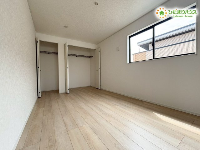 鴻巣市箕田　第9　新築一戸建て　クレイドルガーデン　01の寝室|2面採光で明るい陽射しが部屋の奥まで届く、広々とした洋室です！ダブルベッドを置いてもスペースにゆとりがあるため、夫婦二人の寝室にぴったり。静かな環境で毎日心地よい眠りにつくことができます♪