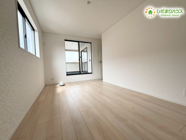 鴻巣市箕田　第9　新築一戸建て　クレイドルガーデン　01の洋室|大きな窓から心地よい風が通り抜ける、明るいフローリングの洋室です！飽きのこないシンプルな内装デザインなので、お好みのカーテンや家具を自由に配置して、好みの空間コーディネートを楽しめます♪