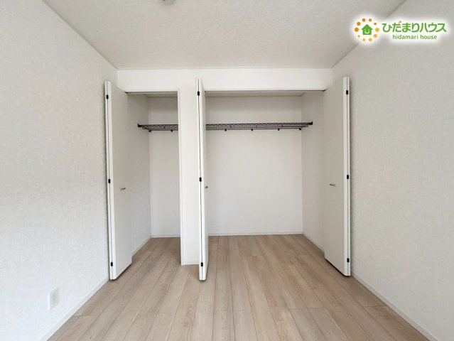 鴻巣市箕田　第9　新築一戸建て　クレイドルガーデン　01の収納|2つの扉で開閉しやすく、たくさんの衣類をハンガーのまま掛けられる大容量のクローゼットです！コートやスーツをシワにせず保管でき、上下の棚にはバッグや帽子などもスッキリと整理整頓できます♪