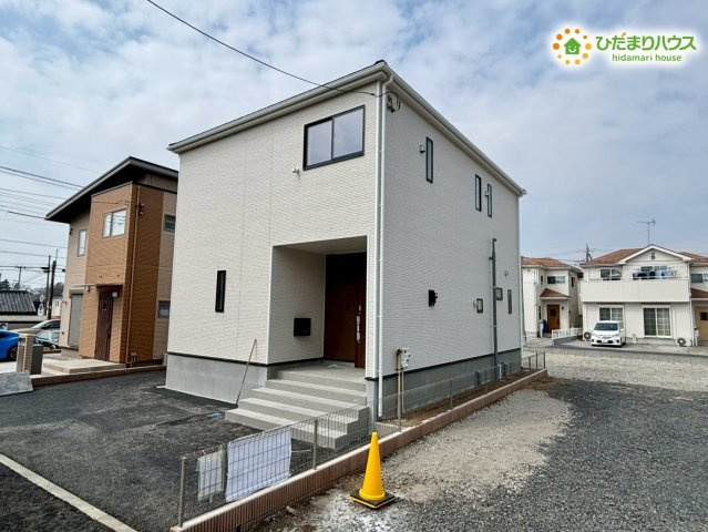 鴻巣市箕田　第9　新築一戸建て　クレイドルガーデン　01の外観|明るくモダンな印象の戸建て外観です！周囲に高い建物がないため陽当たりが良く、青空に白い外壁がとても綺麗に映えますね。すっきりとしたシンプルなデザインで、毎日帰るのが楽しみになります♪