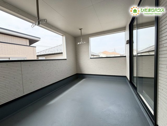 鴻巣市箕田　第9　新築一戸建て　クレイドルガーデン　01のバルコニー|陽当たりが良く、洗濯物がカラッと乾きやすいワイドなバルコニーです！屋根のあるインナータイプなので、急な雨が降っても衣類が濡れにくく、お仕事やお買い物で外出している間も安心して干せます♪