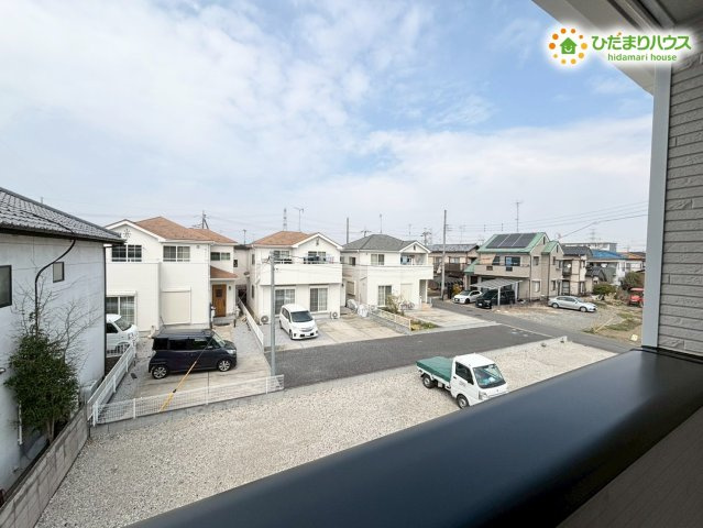 鴻巣市箕田　第9　新築一戸建て　クレイドルガーデン　01の展望|バルコニーからの見晴らしの良い景色です！周辺には視界を遮るような高い建物がないため、毎日気持ちの良い青空を眺めることができます。風通しも良好で、お部屋全体の換気もバッチリ行えますね♪