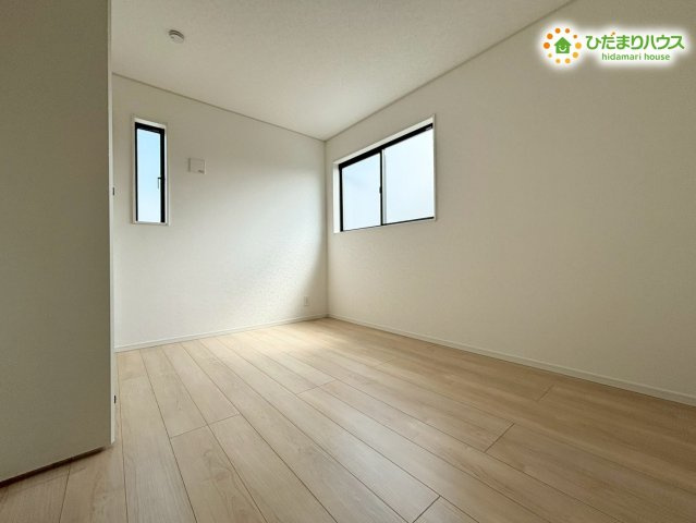 鴻巣市箕田　第9　新築一戸建て　クレイドルガーデン　01の洋室|2階にある、2面採光で明るい光がしっかりと差し込む洋室です！コンパクトながら機能的な造りになっており、勉強机やベッドを無理なく配置できるため、お子様が個室として使うのにも最適なお部屋です♪