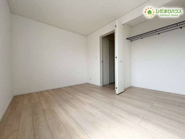 鴻巣市箕田　第9　新築一戸建て　クレイドルガーデン　01の洋室|2階洋室の別角度のカットです！クローゼットの扉を開けてもベッドにぶつかりにくいレイアウトなので、お部屋のスペースを有効活用できます。毎日をのびのびと快適に過ごせる工夫が詰まっています♪