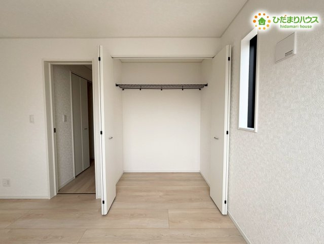 鴻巣市箕田　第9　新築一戸建て　クレイドルガーデン　01の収納|洋室内に設置された、奥行きがあって使い勝手の良いクローゼットです！制服や普段着を綺麗に収納できるため、お子様が自分自身でお片付けをする習慣が自然と身につく、嬉しい設計になっていますよ♪