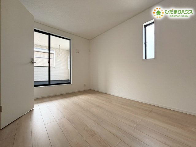 鴻巣市箕田　第9　新築一戸建て　クレイドルガーデン　01の子供部屋|大きな引き違い窓から自然の光が差し込む、明るい雰囲気の子供部屋です！フローリング仕様なのでお掃除がしやすく、掃除機をサッとかけるだけで毎日のお手入れが完了するため、家事の時短が叶います♪