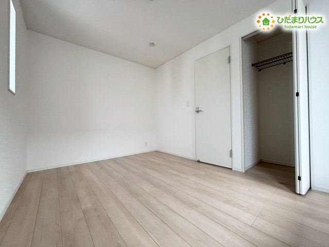 鴻巣市箕田　第9　新築一戸建て　クレイドルガーデン　01の洋室|2階にあるもう一つの洋室です！全居室に収納がしっかりと確保されているため、家族一人ひとりの荷物をそれぞれの部屋に綺麗にまとめられます。趣味の部屋や、テレワークスペースとしても大活躍です♪