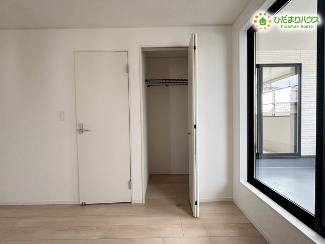 鴻巣市箕田　第9　新築一戸建て　クレイドルガーデン　01の収納|洋室内のクローゼットを別角度から捉えた写真です！枕棚が標準装備されているため、普段は使わないシーズンオフの衣類や、思い出の品が入った段ボールなどもデッドスペースを作らずに収納できます♪