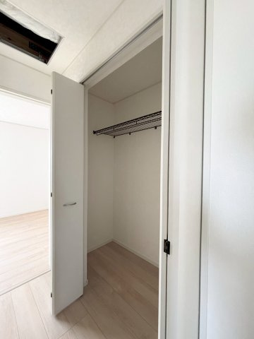 鴻巣市箕田　第9　新築一戸建て　クレイドルガーデン　01の収納|2階にある別のクローゼット内部です！ハンガーポールがしっかり固定されているため、丈の長いロングコートやワンピースなども、床に擦れることなく綺麗な状態のまま、たくさん吊るして保管できます♪（