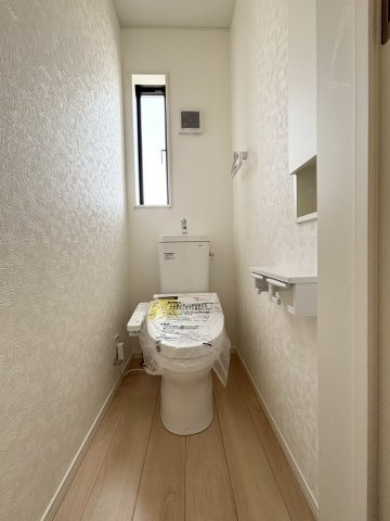 鴻巣市箕田　第9　新築一戸建て　クレイドルガーデン　01のトイレ|2階に設置された、窓があって明るく衛生的なトイレです！各階にトイレが用意されているため、朝の忙しい通勤・通学時間帯でも、家族間での順番待ちのストレスがなくなり、毎日快適にスタートできます♪