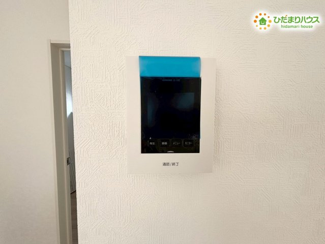 鴻巣市箕田　第9　新築一戸建て　クレイドルガーデン　01の防犯設備|来客の顔がはっきりと確認できる、壁掛けのTVモニター付きインターホンです！お子様のお留守番時や夜間の急な訪問でも、慌てずに落ち着いて対応ができて安心です♪