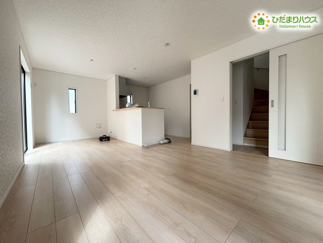 鴻巣市箕田　第9　新築一戸建て　クレイドルガーデン　01の居間・リビング|奥行きがあり、大きな家具を置いてもゆとりのある広々としたLDKです！フローリング仕様でお掃除がしやすく、お気に入りのソファやテレビボードを配置して、家族みんなが快適にリラックスできる空間です♪