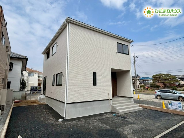 鴻巣市箕田　第9　新築一戸建て　クレイドルガーデン　01の外観|別角度から捉えたスタイリッシュな外観デザインです！玄関まわりが道路から少し奥まった設計になっており、プライバシーが守られやすい構造です。前面道路との高低差も少なく、日々の出入りがスムーズです♪