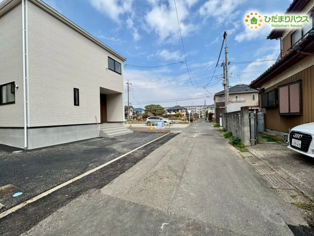 鴻巣市箕田　第9　新築一戸建て　クレイドルガーデン　01の前面道路含む現地写真|前面道路を含めた現地の周辺写真です！舗装された平坦な道路が続いており、見通しも良いため、毎日のお散歩や小さなお子様の通学時も安心です。交通量も比較的少なく、落ち着いた住環境が保たれていますね♪