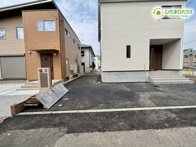 鴻巣市箕田　第9　新築一戸建て　クレイドルガーデン　01の駐車場|軽自動車や普通車を並列で駐車できる、ゆとりのあるカースペースです！前道からの進入もしやすく、日々のお買い物帰りでもスムーズに駐車が可能です。自転車やバイク置き場としても重宝しますね♪