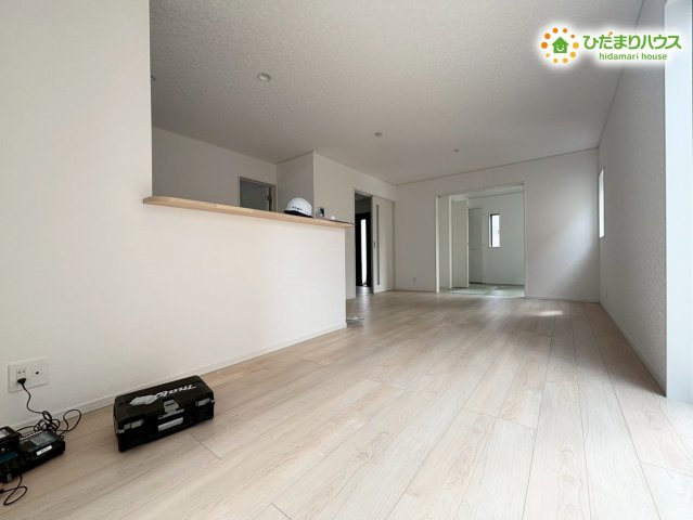 鴻巣市箕田　第9　新築一戸建て　クレイドルガーデン　01の居間・リビング|対面式キッチンを採用した、明るく開放感のあるリビングダイニングです！料理をしながらリビングにいるお子様の様子を見守れるため、配膳や片付けなどの家事動線もスムーズで毎日の負担が減ります♪
