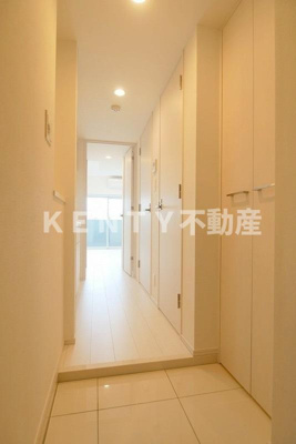 【玄関】 | THE PREMIUM CUBE G 大崎 | 収納もある玄関です