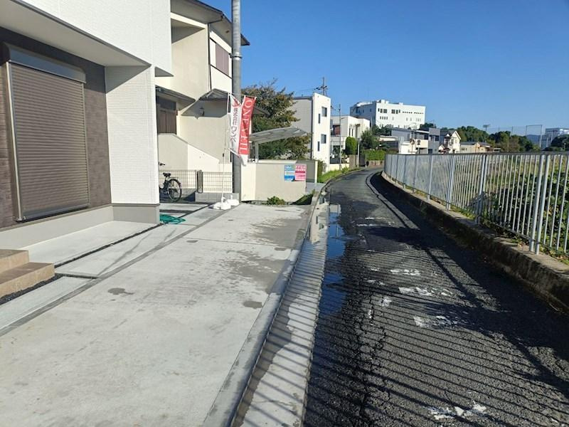 摂津市三島2丁目新築戸建　1号地の前面道路含む現地写真