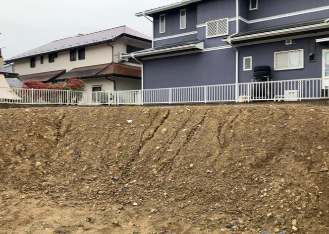 【外観】 | 土地の形が極端に長細かったり、狭小地、あるいは道路との高低差がある傾斜地だった場合、後々売ろうとしても買い手がつかない場合もあります。後々、売却することになった時に価値の下がらない土地を選びましょう。