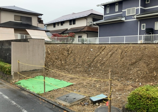 【外観】 | 家を建てる場合、方位は要チェックです。現実的に日当たりのよい家ならばリビングは南側、建築基準法でも北側に当たる家への配慮は求められています。土地を見学に行く際は、方位磁針を持って行くようにしましょう。
