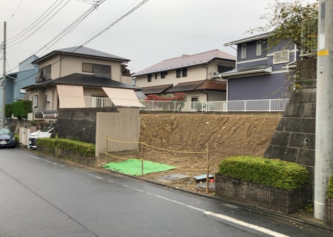 【外観】 | 土地を買う際、住む地域の自治体や福祉の補助制度にも注目してみましょう。子供や老人の医療補助やゴミ出しのルールなど、自治体によってルールに大きな違いがあるため、暮らしやすい土地で判断するとよいでしょう。